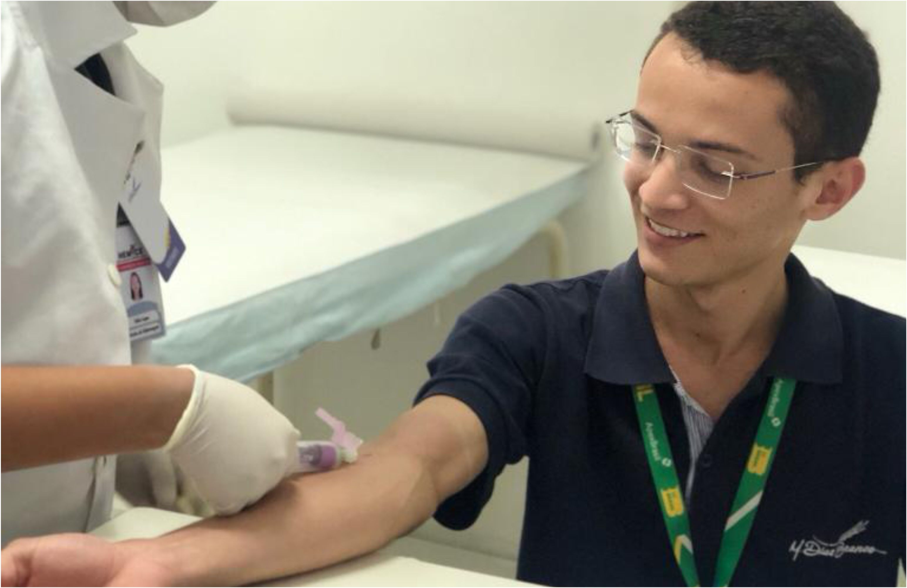 Colaboradores fazem coleta de sangue para compor cadastro de doadores de medula óssea